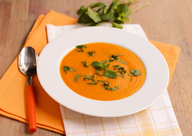 Réaliser une soupe de carotte, orange et menthe